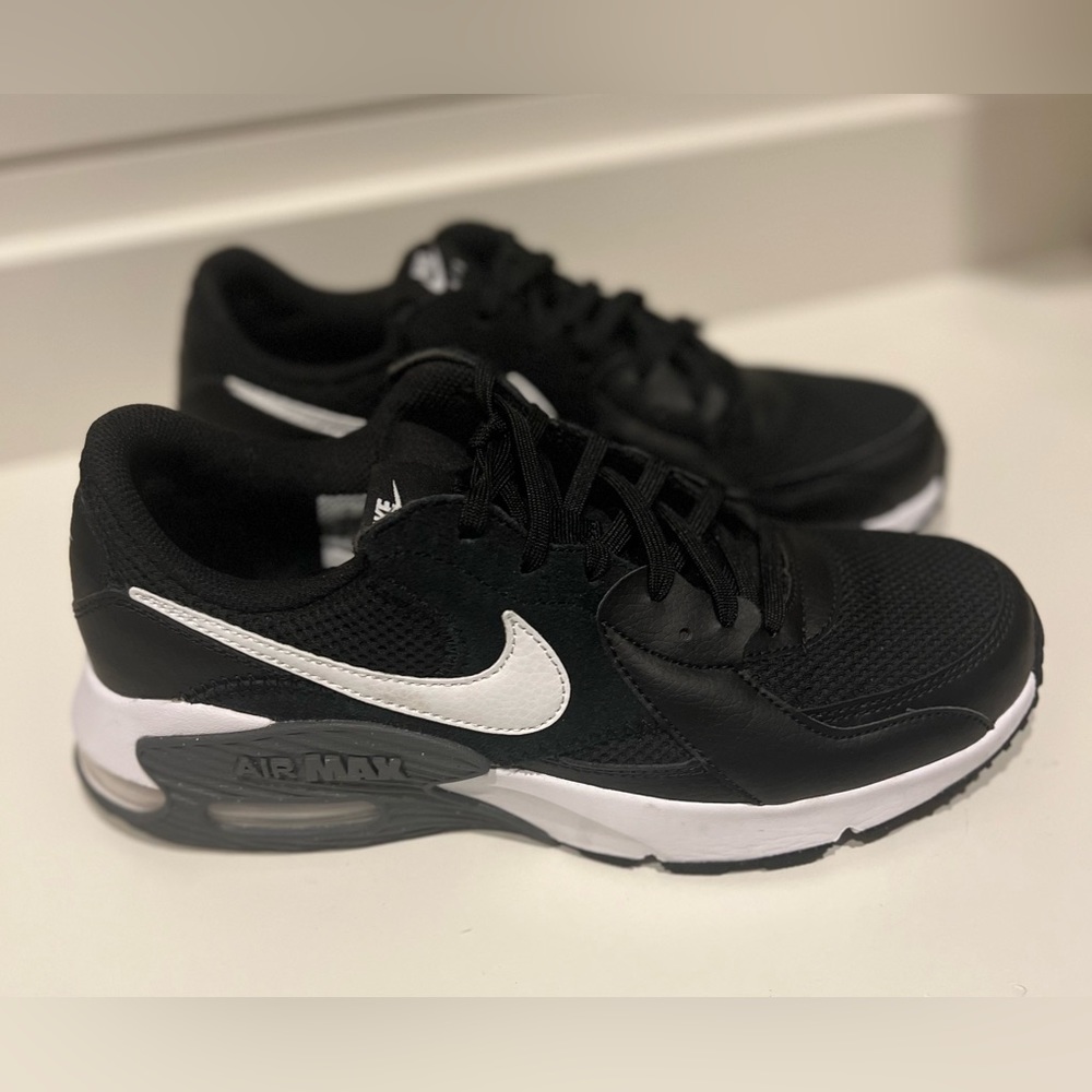 Nike Women’s Air Max Excee Sneaker 9.5